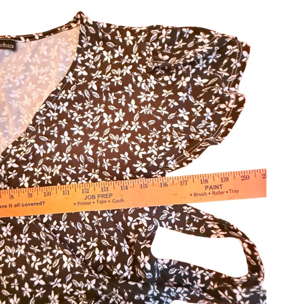 Zenobia Black & White Floral Wrap Blouse – 1XL - Picture 9 of 14